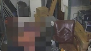 大胸部的亚洲妻子在铁杆三人行中接受两个大黑鸡巴
